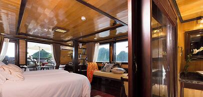 LAN HA BAY  STAR CRUISE