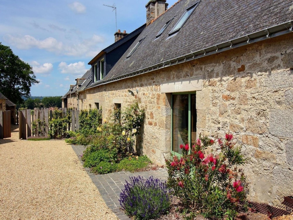 Neulliac Family Cottage With Pool