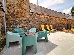 Neulliac Family Cottage With Pool