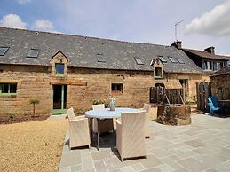 Neulliac Family Cottage With Pool