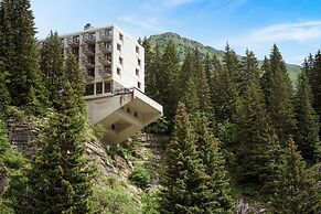 Stylish Alpine Base With Workspace