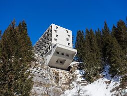 Stylish Alpine Base With Workspace