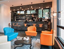 Stylish Alpine Base With Workspace