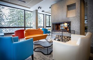 Stylish Alpine Base With Workspace