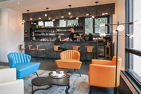Stylish Alpine Base With Workspace