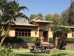 w Spacious 5BR Retreat Pool BBQ Games