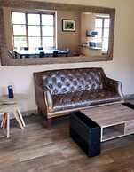 w Spacious 5BR Retreat Pool BBQ Games