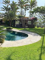 w Spacious 5BR Retreat Pool BBQ Games