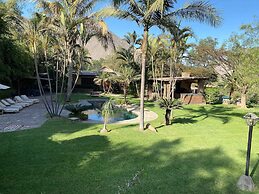 w Spacious 5BR Retreat Pool BBQ Games