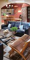w Spacious 5BR Retreat Pool BBQ Games