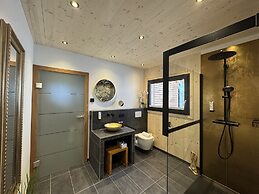 Superior Chalet With Sauna & Hot Tub