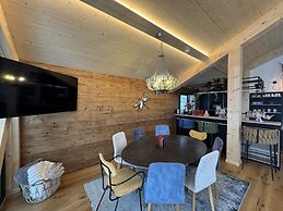 Superior Chalet With Sauna & Hot Tub