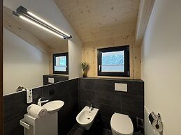 Superior Chalet With Sauna & Hot Tub