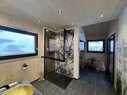 Superior Chalet With Sauna & Hot Tub