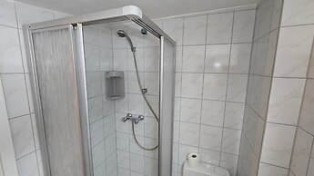 Mobile Home im Ferienpark mit Seezugang