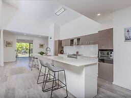 Longboard Coastal Retreat