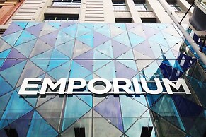Modern 2BR Apt w Parking Near Melbourne Central