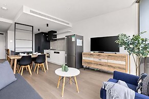 Modern 2BR Apt w Parking Near Melbourne Central