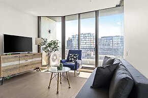 Modern 2BR Apt w Parking Near Melbourne Central