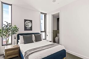 Modern 2BR Apt w Parking Near Melbourne Central