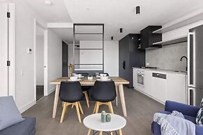 Modern 2BR Apt w Parking Near Melbourne Central