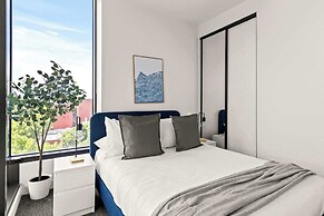 Modern 2BR Apt w Parking Near Melbourne Central