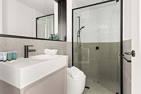 Modern 2BR Apt w Parking Near Melbourne Central