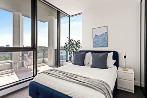 Modern 2BR Apt w Parking Near Melbourne Central