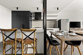 Modern 2BR Apt w Parking Near Melbourne Central