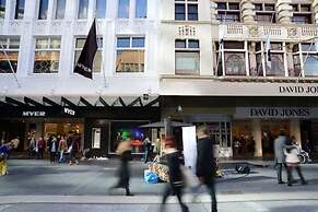 Modern 2BR Apt w Parking Near Melbourne Central