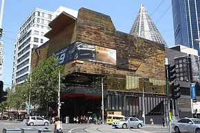 Modern 2BR Apt w Parking Near Melbourne Central
