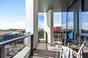 Modern 2BR Apt w Parking Near Melbourne Central