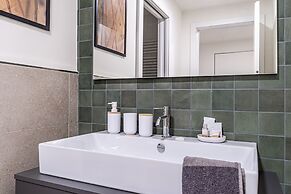 Luxury Waterfront Studio Balcony&Parking