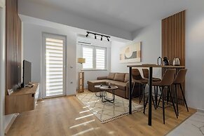 Centrally Located Cozy Oasis D&O Condo