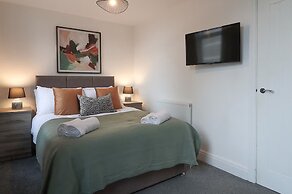 Prime Location 3BR with Garden