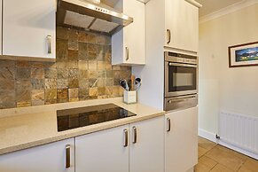 Host Stay Bridge Court