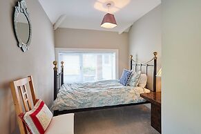 Host Stay Deepdale Apartment