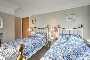 Host Stay Deepdale Apartment