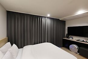 J-Bay Tourist Hotel