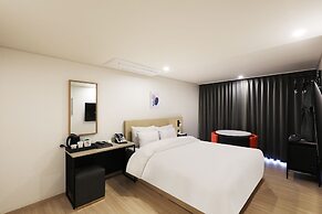 J-Bay Tourist Hotel