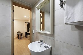J-Bay Tourist Hotel