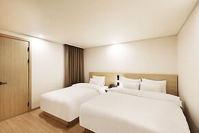 J-Bay Tourist Hotel