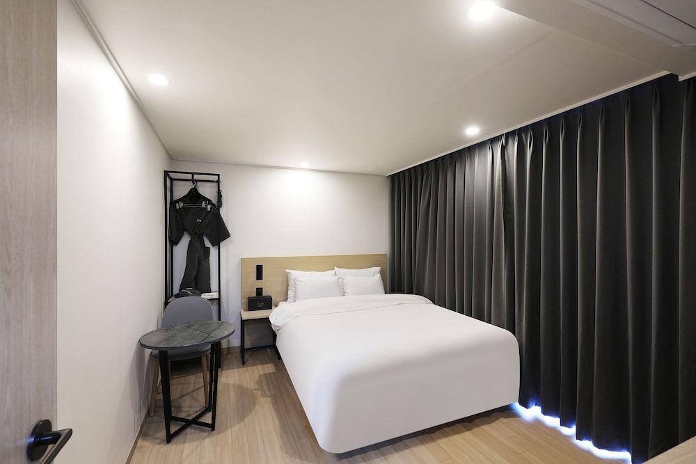 J-Bay Tourist Hotel