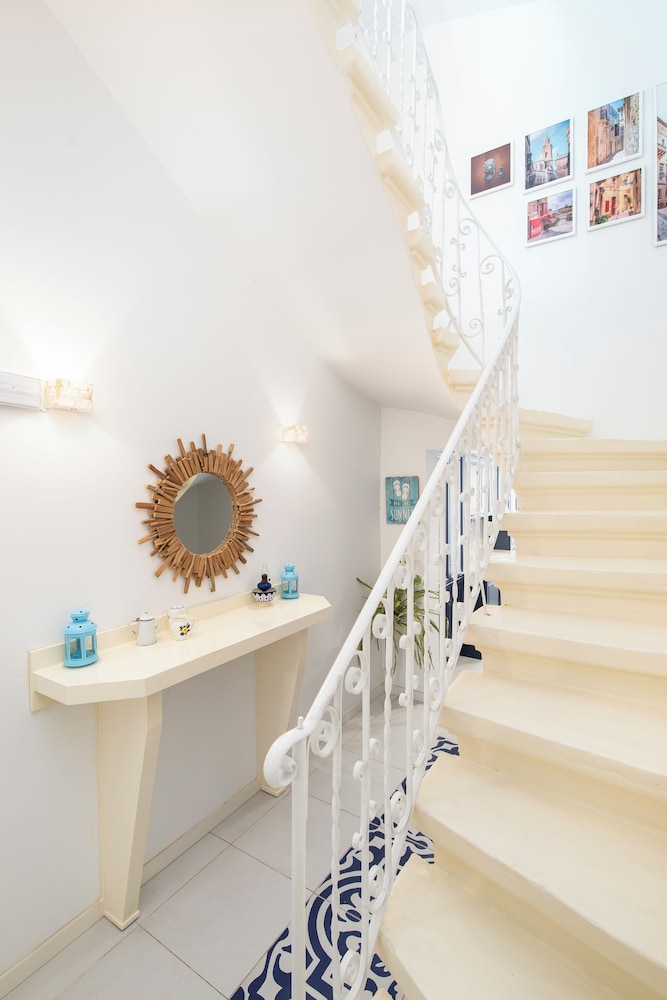 Stylish Classic Townhouse with Terrace