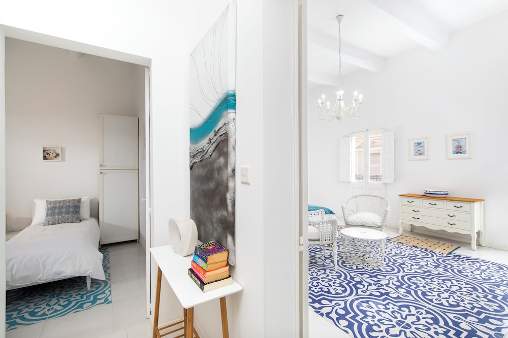 Stylish Classic Townhouse with Terrace