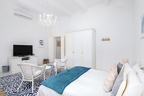 Stylish Classic Townhouse with Terrace