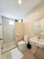Modern 2-bedroom Condo With Ocean and Pool Views in Cha-am