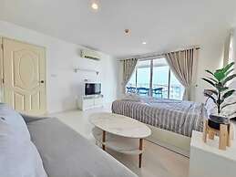 Modern 2-bedroom Condo With Ocean and Pool Views in Cha-am