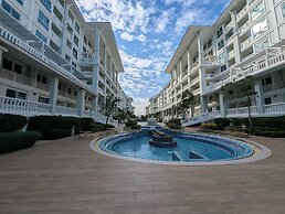 Modern 2-bedroom Condo With Ocean and Pool Views in Cha-am
