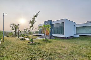 ELIVAAS Amaltas 4BHK Hideaway With Pool